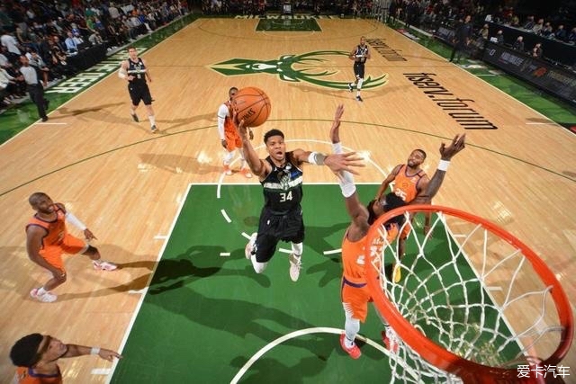 西甲-莱万多夫斯基梅开二度 巴萨2-1阿拉维斯